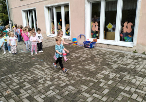 Dzieci przenoszą woreczek na rakietce