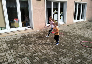 Dzieci przenoszą woreczek na rakietce