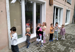 Dzieci udają grę na trąbce