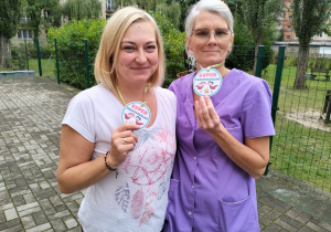 Starsze przedszkolaki prezentują medale :) - p. Marta i p. Marzena
