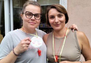 Starsze przedszkolaki prezentują medale :) - p. Iza i p. Kasia