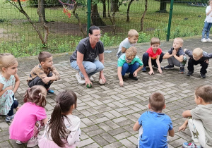 Dzieci kucają w kole