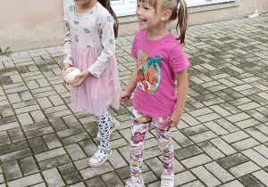 Dziewczynka podaje piłkę do koleżanki
