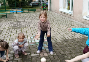 Dziewczynka rzuca piłkę