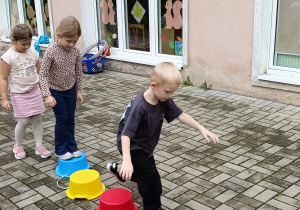 Dzieci chodzą równoważnie po wysokich klockach