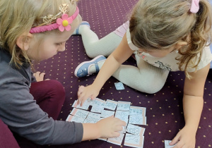 Dzieci układają puzzle z napisem Dzień Przedszkolaka