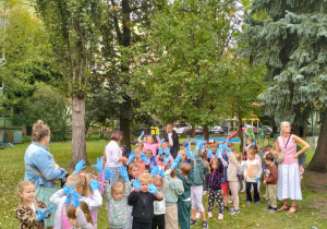 Dzieci sprzątają ogród przedszkolny