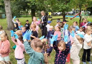 Dzieci sprzątają ogród przedszkolny