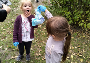 Dzieci sprzątają ogród przedszkolny