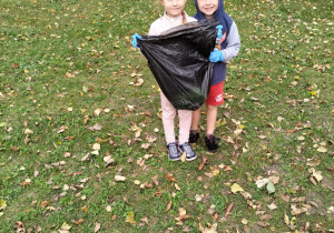 Dzieci sprzątają ogród przedszkolny