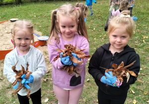 Dziewczynki zbierają liście