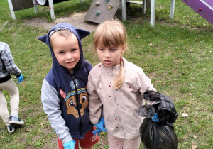 Dzieci sprzątają ogród