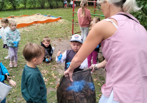 Dzieci sprzątają ogródek