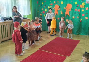 Dzieci prezentują swoje stroje