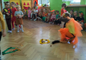 Dzieci segregują dary jesieni