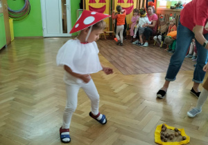 Dzieci segregują dary jesieni