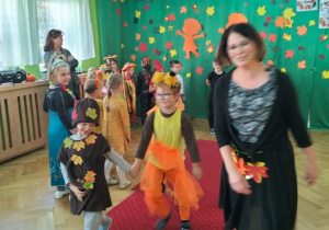 Dzieci prezentują swoje stroje