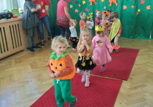 Dzieci prezentują swoje stroje