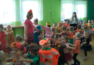 Dzieci tańczą w pociągu do jesiennej piosenki