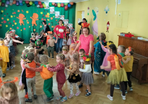 Dzieci tańczą w rytm jestennej piosenki