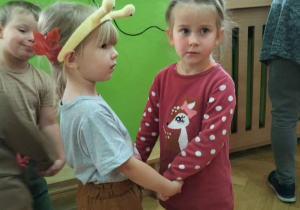 Dzieci tańczą w parach