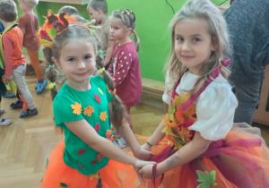Dzieci tańczą w parach