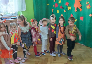 Dzieci prezentują swoje stroje