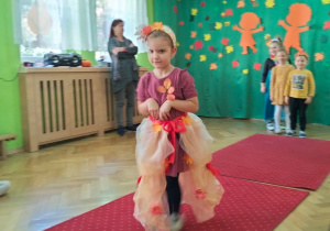 Dzieci prezentują swoje stroje