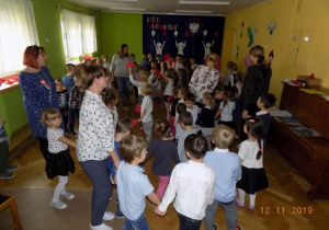 Dzieci wszystkich grup uczetniczą w zbawach tanecznych na sali gimnastycznej z okazji Święta Odzyskania Niepodległośći