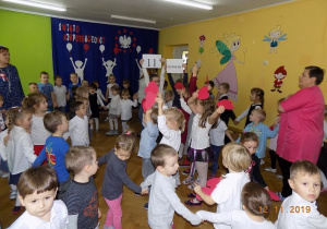 Dzieci wszystkich grup uczetniczą w zbawach tanecznych na sali gimnastycznej z okazji Święta Odzyskania Niepodległośći