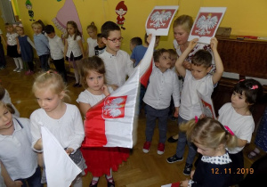 oglądanie przez dzieci symboli narodowych (flaga, godło)