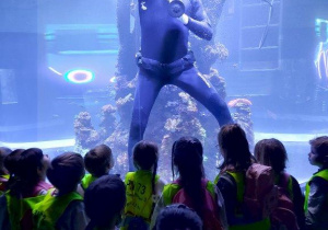 Dzieci oglądają pracę nurka