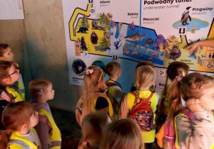 Dzieci odczytują mapę Orientarium