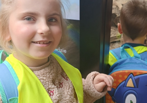 Dziewczynka uśmiecha się