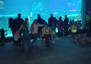 Dzieci stoją przy ogromnym akwarium