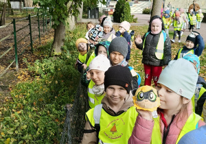 Dzieci zwiedzają ZOO