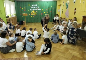 Pani Dyrektor rozmawia z dziećmi na temat święta Dnia Edukacji Narodowej
