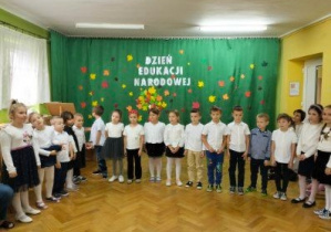 Dzieci z grupy trzeciej śpiewają na uroczystości