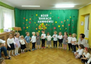 Dzieci z grupy pierwszej śpiewają piosenkę o przedszkolu