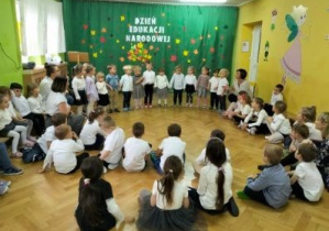 Dzieci oglądają występy swoich kolegów i koleżanek