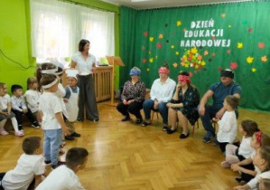 Pani dyrektor oraz pracownicy przedszkola mają zawiązane oczy, przygotowują się do kulinarnego konkursu