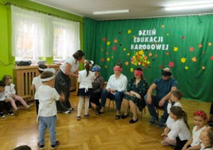 Dzieci podają Pani dyrektor i pracownikom przedszkola różne potrawy do spróbowania