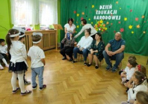 Nauczycielki wiążą oczy