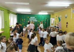 Dzieci tańczą wraz z nauczycielami i wszystkimi pracownikami przedszkola