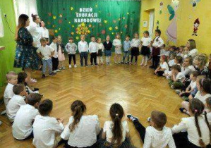 Dzieci z grupy drugiej śpiewają piosenkę o przedszkolu