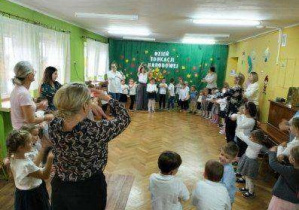 Dzieci, Pani dyrektor, nauczyciele, pracownicy przedszkola wykonują wspólny taniec