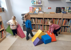 Dziewczynki bawią się pluszowymi figurami