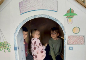 Dzieci w kartonowym domku