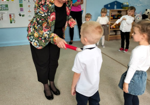 Pani Dyrektor pasuje chłopca czarodziejskim ołówkiem