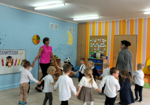 Dzieci w kole śpiewają piosenkę